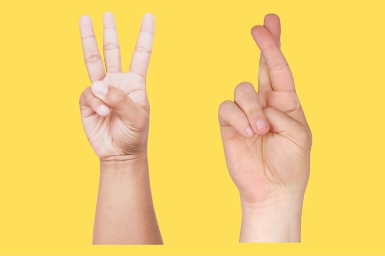 Strecken Sie Ihren Ringfinger mit dem Daumen und halten Sie ihn 10 Sekunden lang gedrückt!